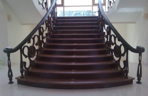Лестница в стиле классика в Махачкале в компании М-Никель